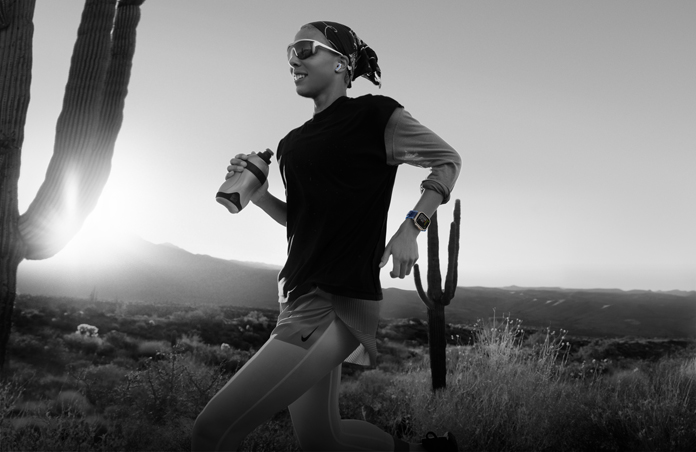Uma pessoa usa o Apple Watch Ultra 3 para correr em uma trilha no deserto