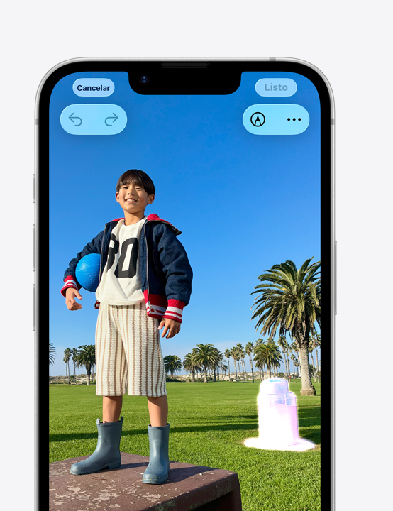 Pantalla de un iPhone, foto de una persona sonriendo en una plataforma en un parque, se muestra cómo eliminar una caneca de basura en el fondo con la herramienta Borrador