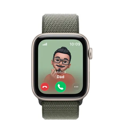 Apple Watch SE 3，採用星光色鋁金屬錶殼，展示爸爸來電、Memoji 聯絡人相片、接聽與拒接來電按鈕，配搭山林綠色運動手環