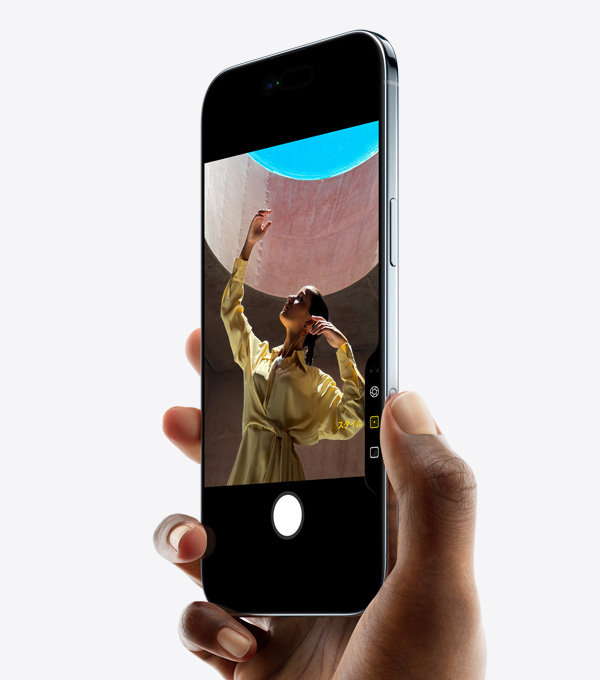 手に持ったiPhone Airの前面と側面の外観。親指がカメラコントロールボタンの上に置かれている。薄いデザイン、Dynamic Island、サイドボタンが見えている