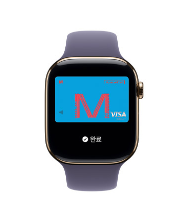 Apple Pay가 표시되고 오른쪽 옆면 외관에 Digital Crown이 보이는 골드 색상 티타늄 케이스의 Apple Watch Series 11, 그리고 퍼플 포그 스포츠 밴드