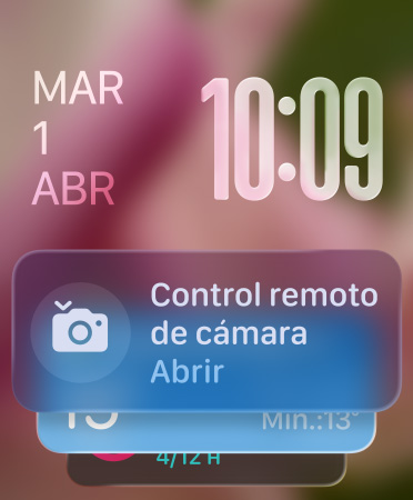 El widget Control de Cámara aparece en la parte inferior de la pantalla, con números translúcidos en la parte superior derecha y la fecha a la izquierda