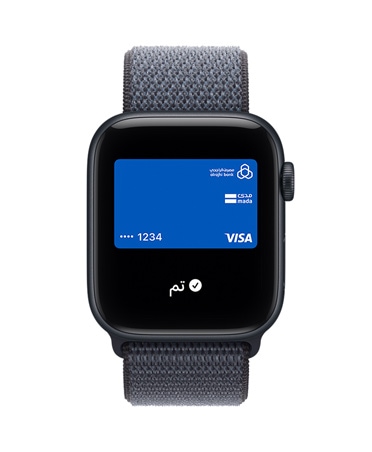 Apple&nbsp;Watch&nbsp;SE&nbsp;3 بإطار من الألومنيوم ولون سماء الليل، وApple&nbsp;Pay في تطبيق المحفظة من Apple، والجزء الخارجي الأيمن يُظهِر التاج الرقمي، وحزام Loop رياضي بلون أزرق حديدي