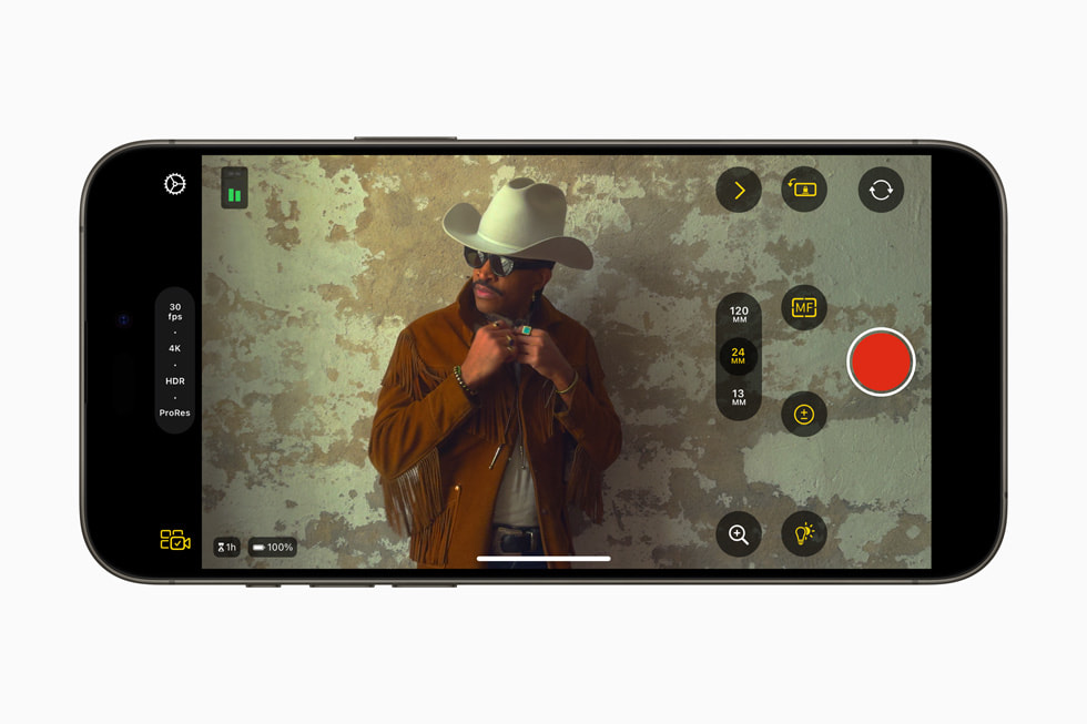 iPad 版 Logic Pro 2 中的全新 Final Cut Camera 顯示於 iPhone 15 Pro 上。 