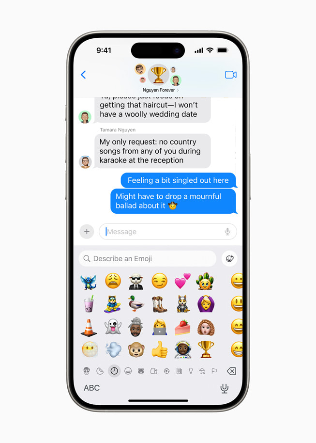 Di Pesan, serangkaian opsi Genmoji ditampilkan kepada pengguna untuk digunakan sebagai Tapback.
