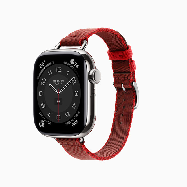 Le bracelet Hermès Twill Jump Attelage est présenté en rouge.