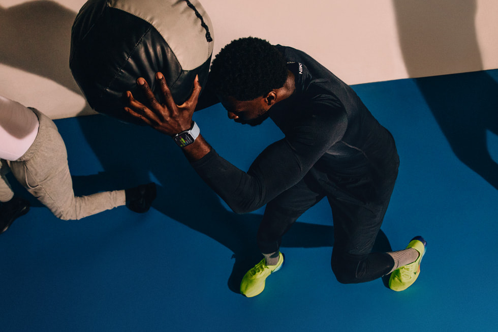 Une personne en tenue de sport porte une Apple Watch Series 10 à l’intérieur.