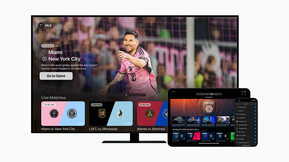Le MLS Season Pass est affiché sur une Apple TV, un iPad et un iPhone 16 Pro.