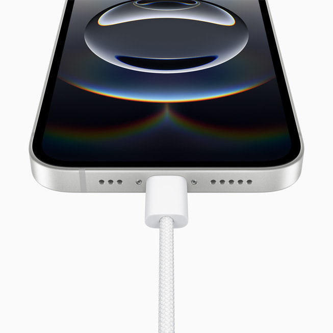Un gros plan du port USB-C de l’iPhone 16e.