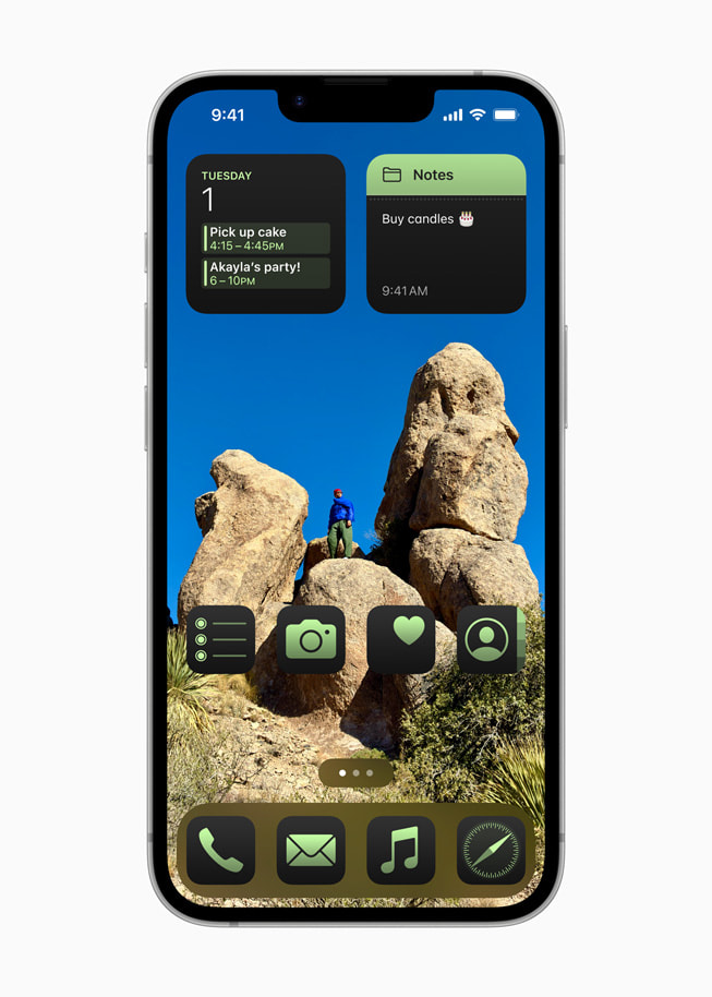 Un écran d’accueil personnalisé sur l’iPhone 16e.