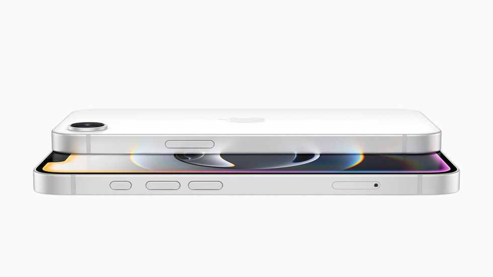 Deux iPhone 16e blancs posés l’un sur l’autre.