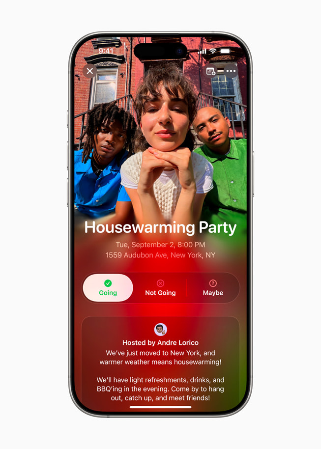 Un iPhone 16 Pro affiche une invitation à une crémaillère dans l’app Invitations Apple.