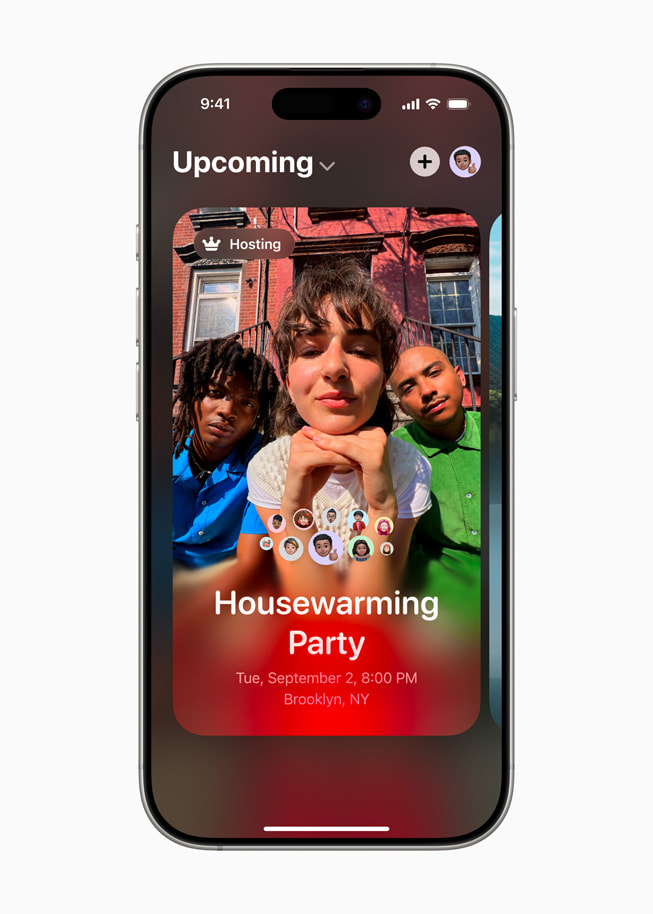Un iPhone 16 Pro affiche une invitation à une pendaison de crémaillère dans l’app Invitations Apple.