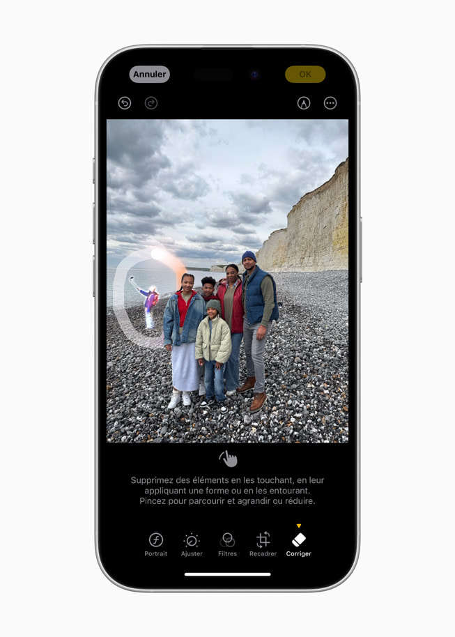 Sur un iPhone 16, l’outil de correction supprime un passant de l’arrière-plan d’une photo.
