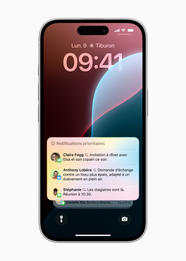 Un iPhone 16 affiche une liste de Notifications prioritaires, dont une invitation à dîner, une commande Instacart et une réunion.  