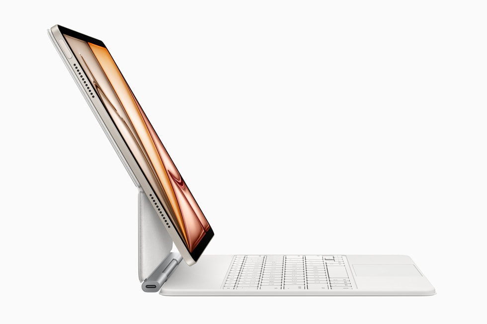 Le nouvel iPad Air est montré de côté avec le nouveau Magic Keyboard.