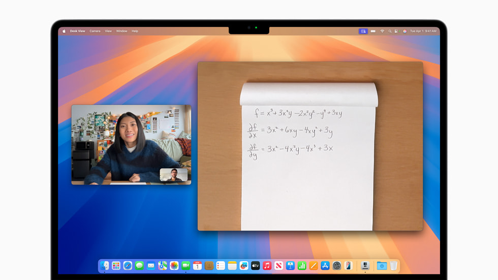 Un nouveau MacBook Air affichant Desk View sur le bureau d’un utilisateur.