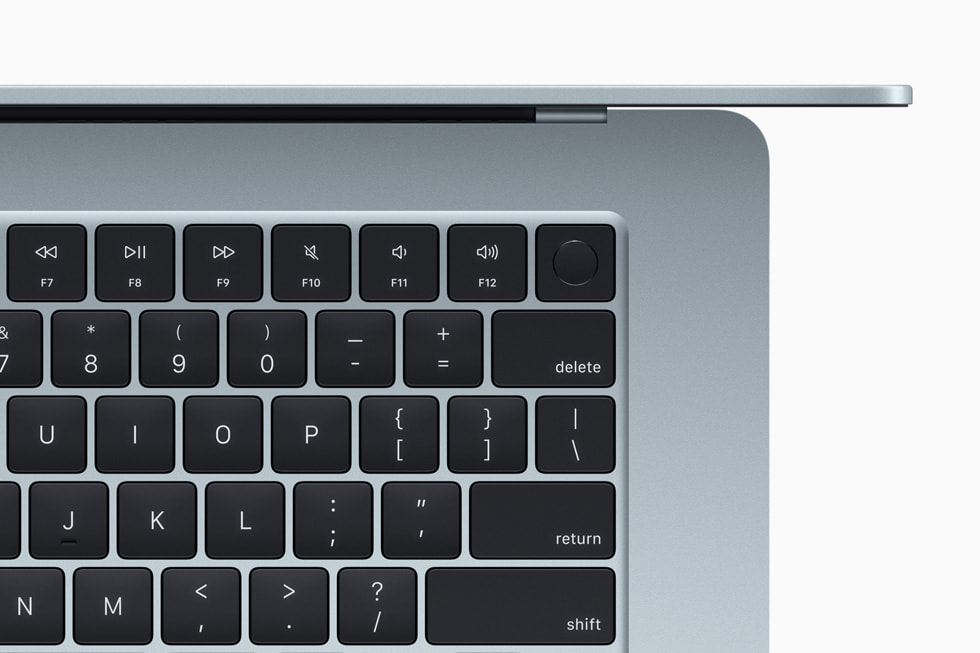 Vue en gros plan d’un Magic Keyboard montrant le bouton Touch ID.