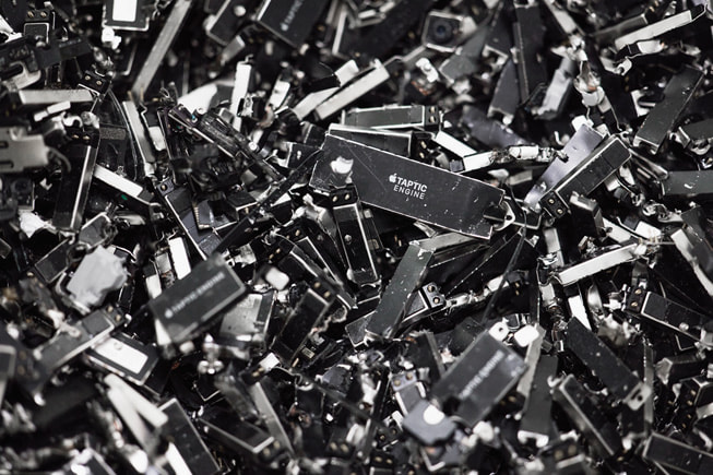 Matériaux composant le Taptic Engine d’Apple en cours de recyclage.