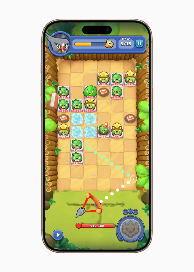 Rovio의 Angry Birds Bounce 아트를 보여주는 iPhone 16 Pro Max.