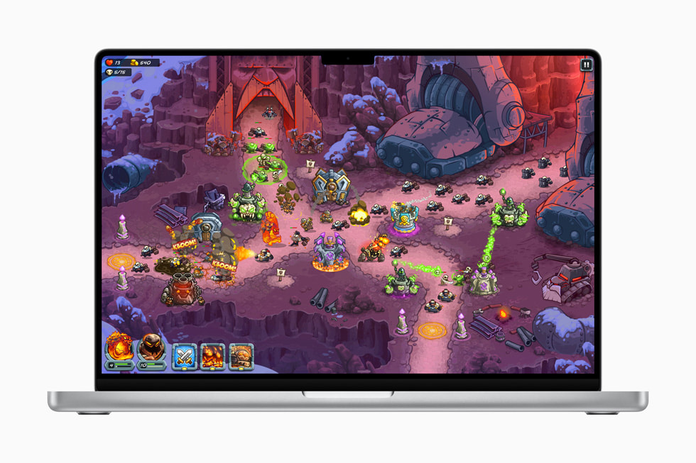 Ironhide Game Studio의 Kingdom Rush 5: Alliance TD+ 아트를 보여주는 MacBook Pro 16.