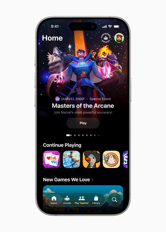 새로운 Apple Games 앱을 보여주는 iPhone 16 Pro.