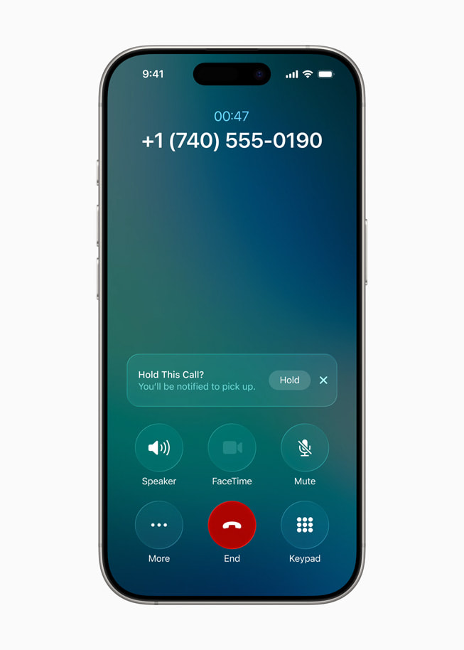 새로운 통화 대기 지원 기능을 보여주는 iPhone 16 Pro.