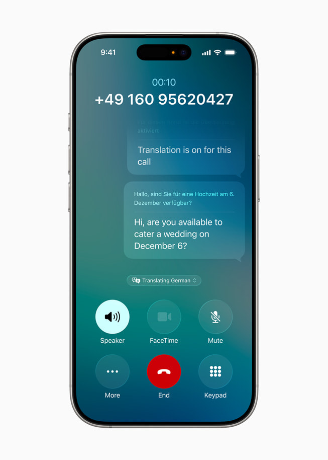 전화에서 실시간 번역 기능을 보여주는 iPhone 16 Pro.