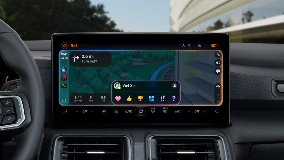 메시지의 Tapback이 표시되어 있는 CarPlay.