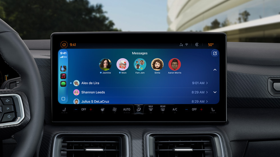 메시지의 고정된 대화가 표시되어 있는 CarPlay.