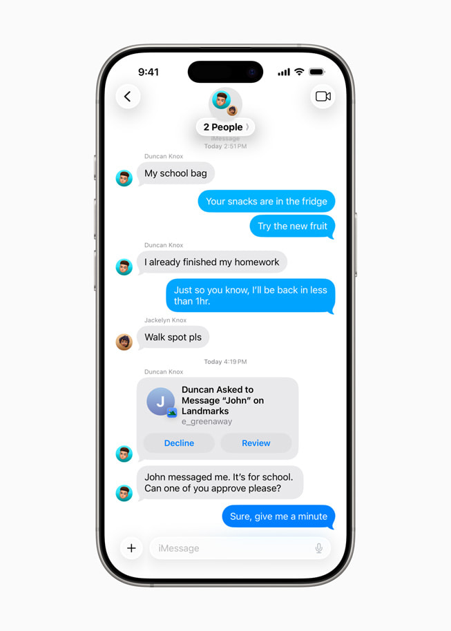 메시지 대화의 커뮤니케이션 제한 기능을 보여주는 iPhone 16 Pro.