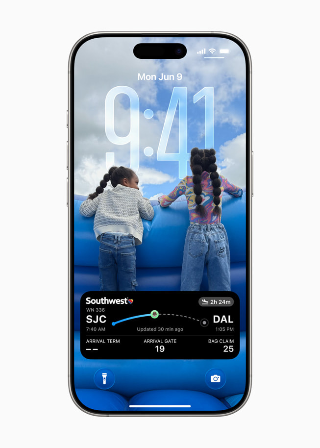 iPhone 16 Pro의 잠금 화면에 실시간 항공편 정보가 실시간 현황으로 표시되어 있는 모습.