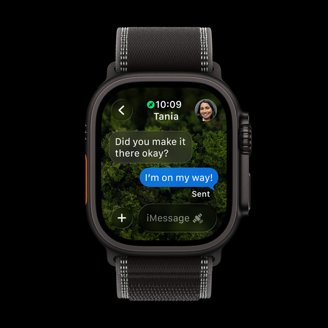 Une personne envoie un message par satellite à son ami sur une Apple Watch Ultra 3