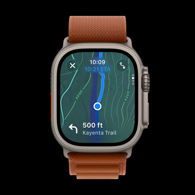 Vue oblique de l’Apple Watch Ultra 3 montrant la position de l’utilisateur sur une carte de randonnée.