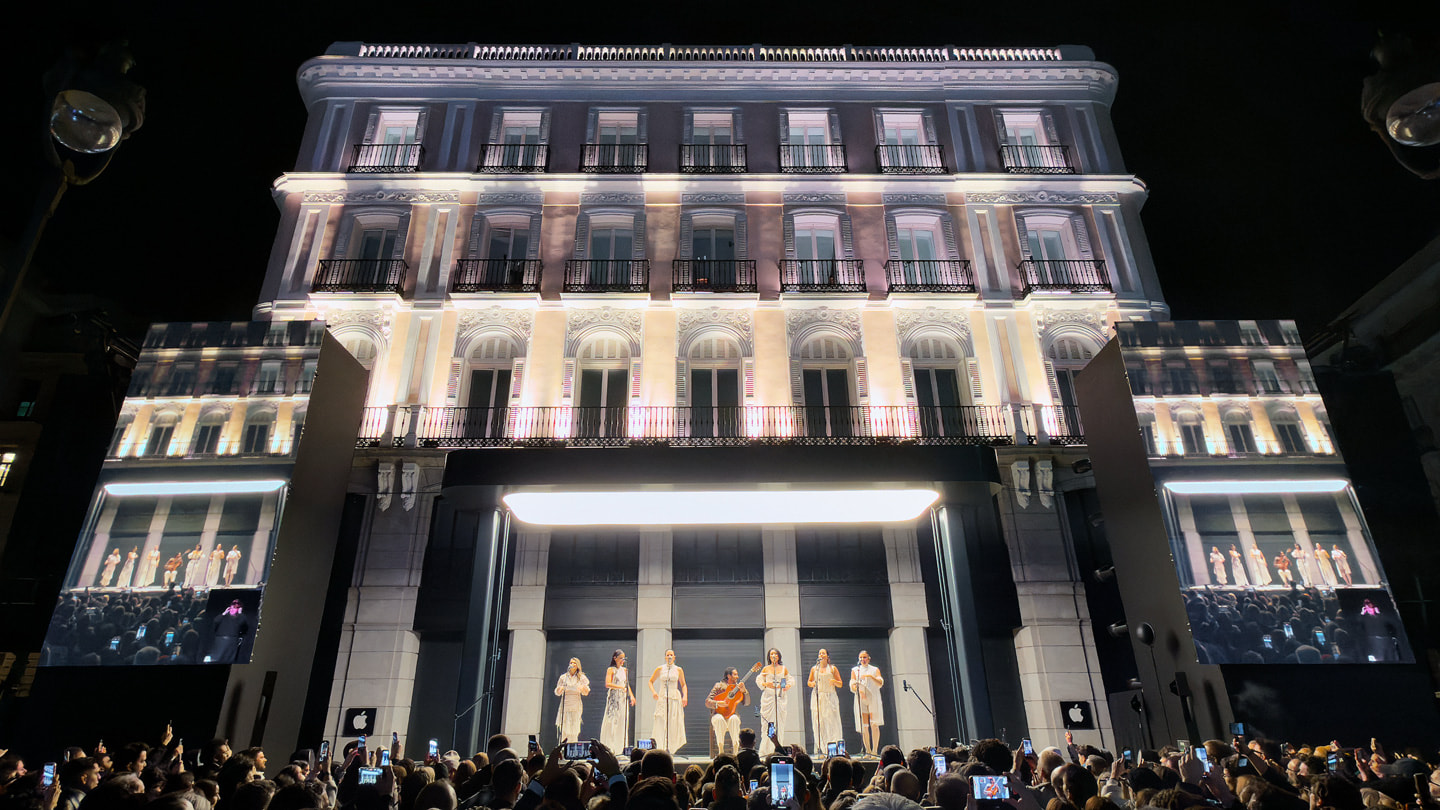 Una multitud reunida delante de Apple Puerta del Sol en Madrid.