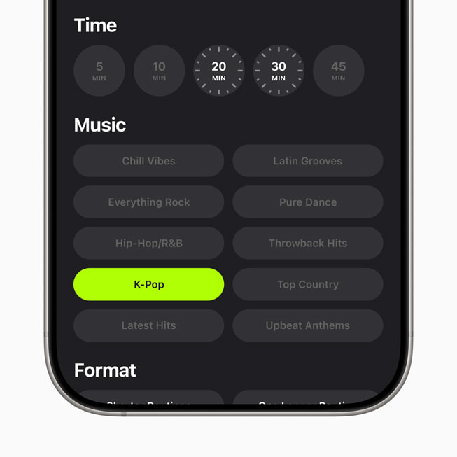 Acercamiento al iPhone 17 Pro de un usuario con el género K-Pop de Apple Fitness+ en la pantalla.