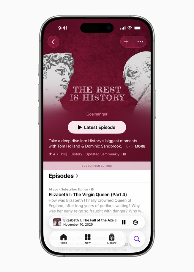 Captura de pantalla de un iPhone 17 Pro que muestra la app Podcasts con la pantalla de “The Rest Is History”.