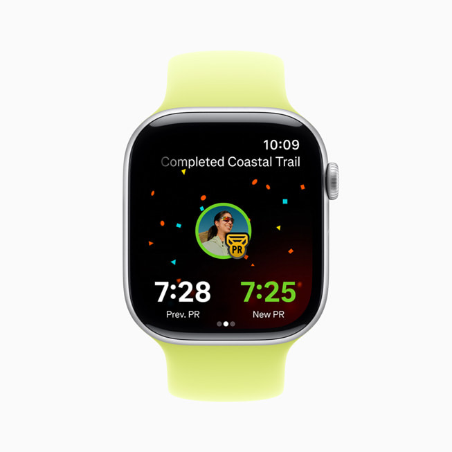 Captura de pantalla tomada en un Apple Watch Series 11 que muestra a un usuario batiendo un nuevo récord personal al terminar un camino costero.