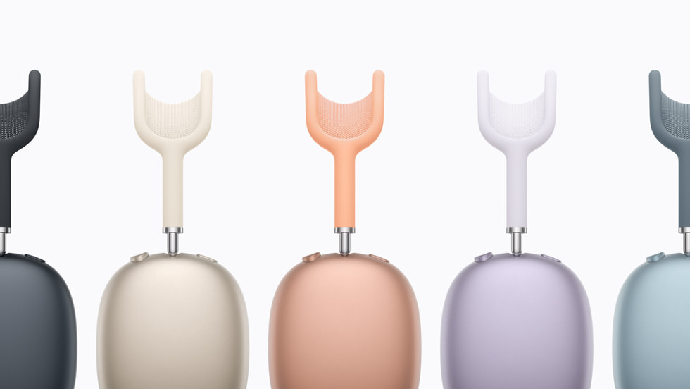 Lima perangkat AirPods Max 2 ditampilkan dalam satu baris, menunjukkan jajaran warna lengkap, dari kiri: biru temaram, putih pucat metalik, oranye, ungu, dan biru.