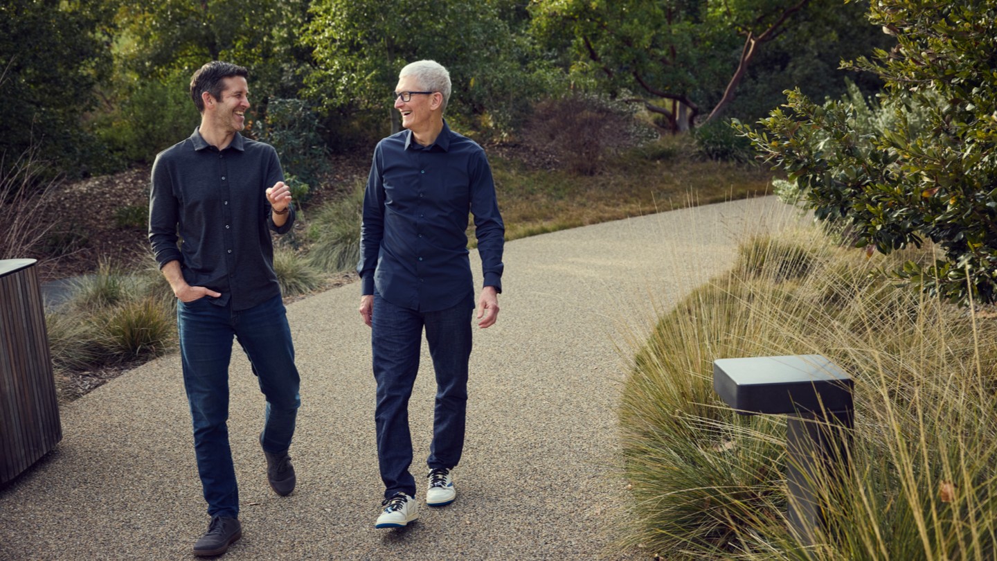 Tim Cook dan John Ternus di Apple Park.