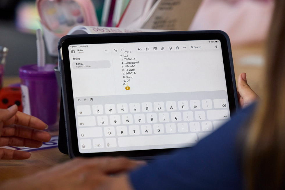 Un primer plano de la pantalla de un iPad muestra el idioma cheroqui escrito en Notas.
