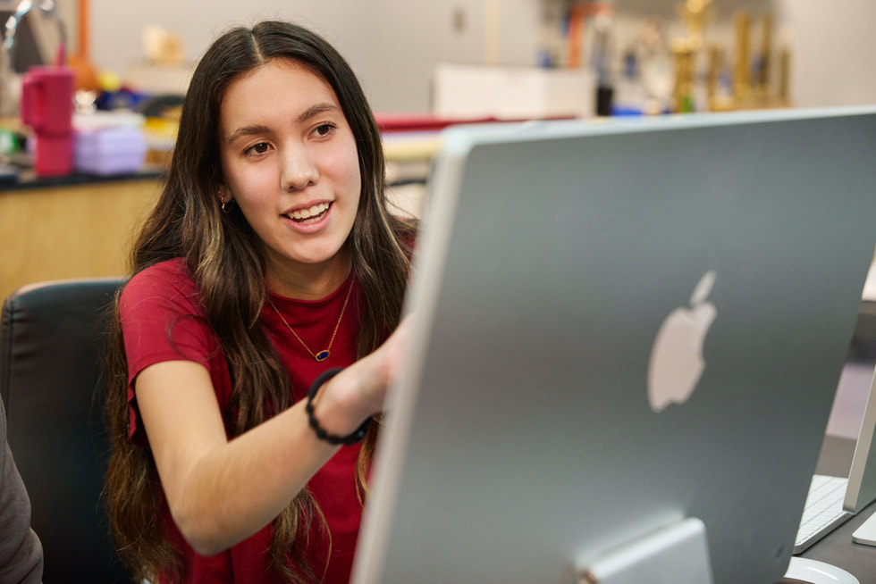 Melissa Fourkiller sentada en un iMac de aula.