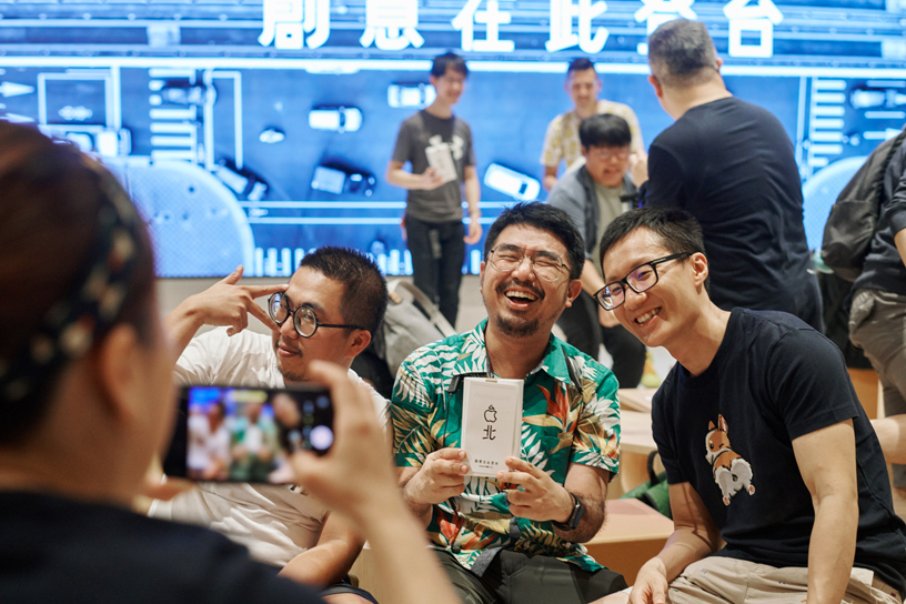 Customers inside Apple Xinyi A13.