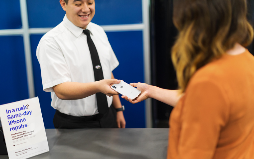 Customer receiving iPhone support at Best Buy.