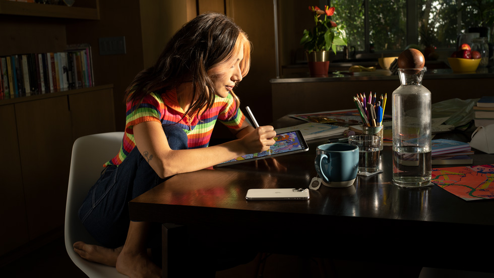 Una mujer usando el iPad con iPadOS 15.