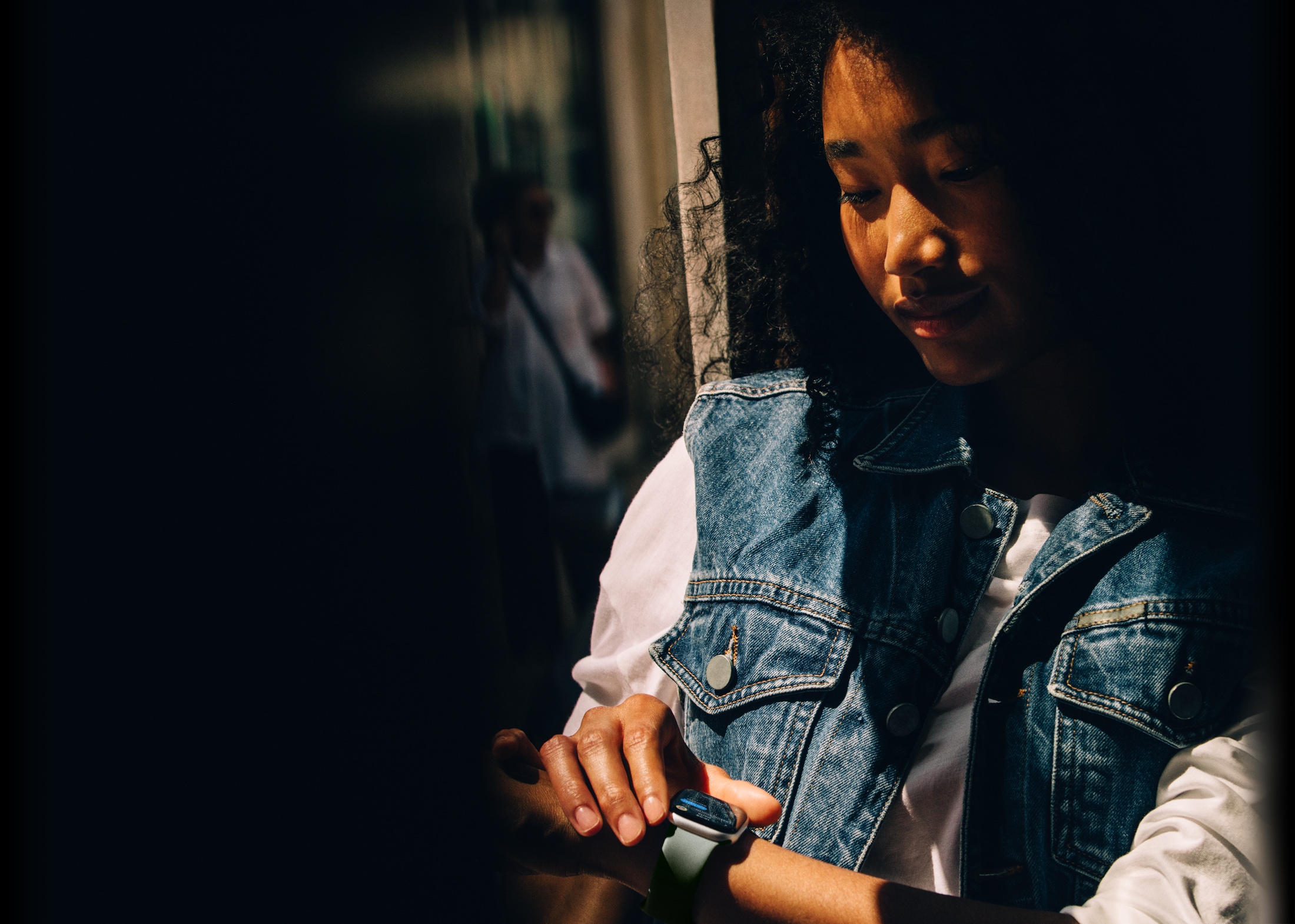 Osoba odczytująca Wiadomości na Apple Watch Series 11