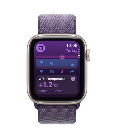 Apple Watch SE 3, hliníkový kryt vo farbe hviezdna biela, metriky teploty na zápästí, pohľad zvonku na pravú stranu, korunka Digital Crown, športová slučka vo farbe fialová hmla