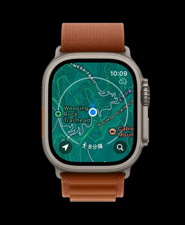 原色鈦金屬錶殼搭配赤陶色高山錶環的 Apple Watch Ultra 3，展示離線地圖與接下來的路線指引