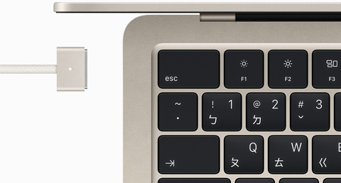 星光色 MacBook Air 搭配顏色相襯的 MagSafe 連接線