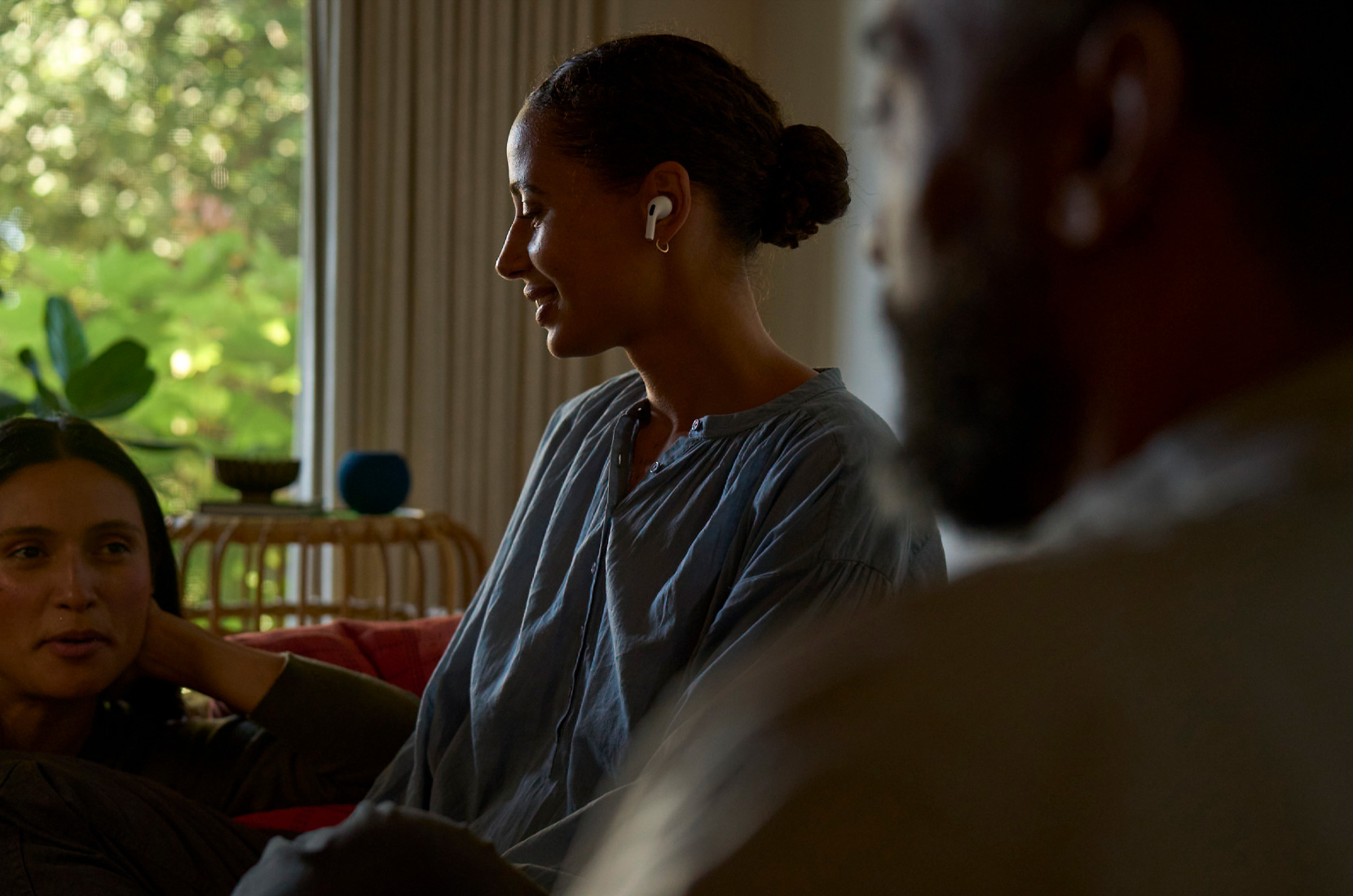 صورة جانبية لوجه سيدة تضع AirPods&nbsp;Pro&nbsp;2 في الأذن اليسرى وتستخدم ميزة صحة السمع